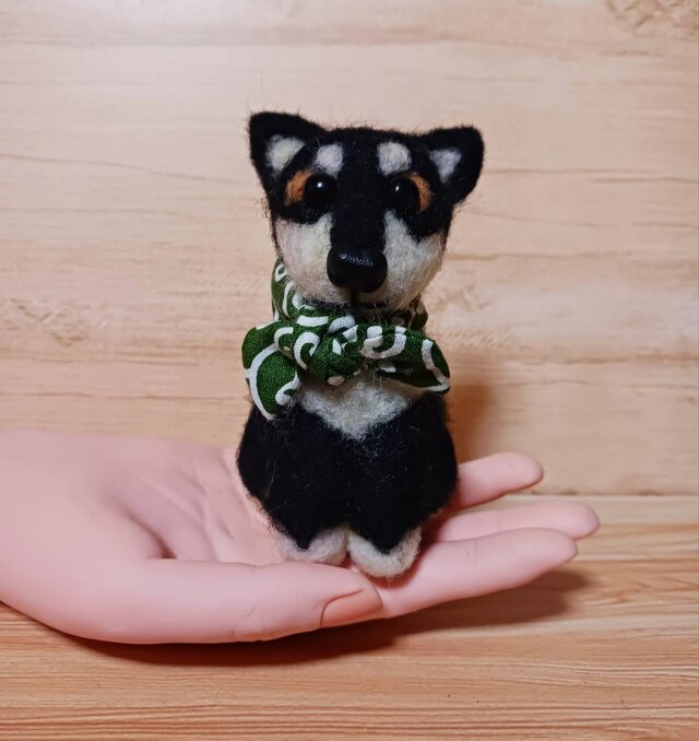 ハンドメイド 羊毛フェルト 柴犬 マスコット 黒柴 唐草模様スカーフ