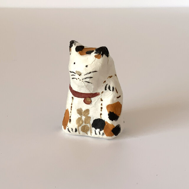 小さな招き猫 B 紙塑人形 | iichi 日々の暮らしを心地よくする