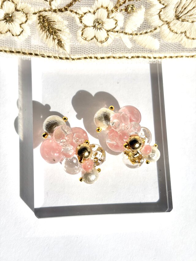 雫飴 -さくら-｜桜ピンクとゴールドの大人可愛いレジンピアス | iichi