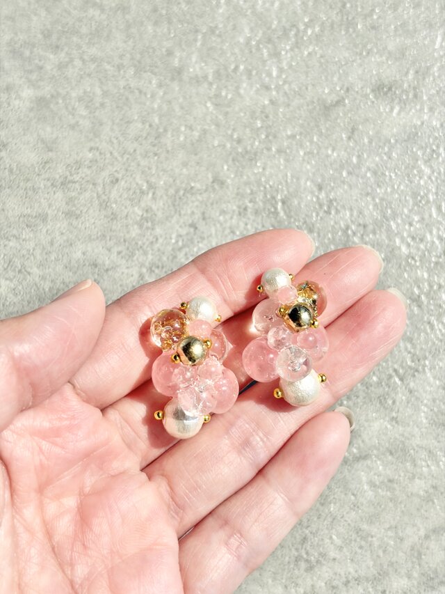 雫飴 -さくら-｜桜ピンクとゴールドの大人可愛いレジンピアス | iichi