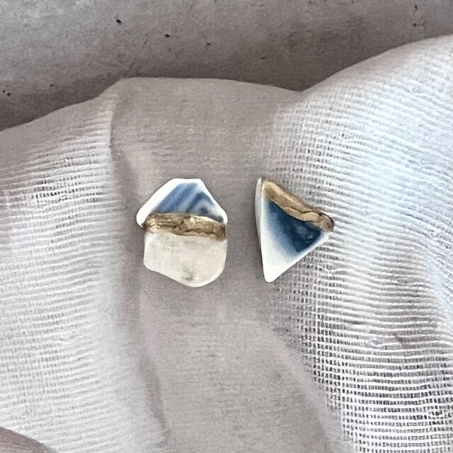 金継ぎシー陶器とムーンストーンのアシンメトリーピアス｜藍染付｜一点