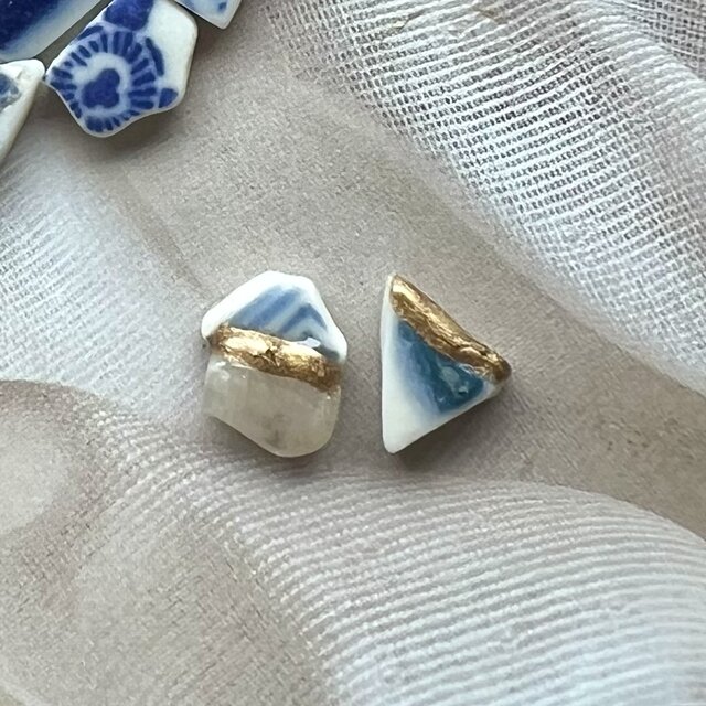 金継ぎシー陶器とムーンストーンのアシンメトリーピアス｜藍染付｜一点
