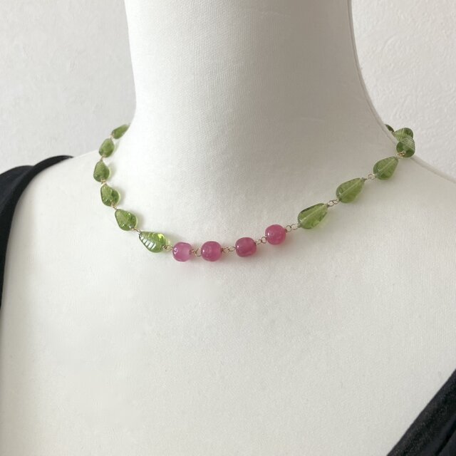 42 ピンク・グリーン・イエロー等々に輝く本物のリーフを使用したアクセサリー✨ Vintage Czech Beads : Green Leaves 】葉っぱと実のネックレスと