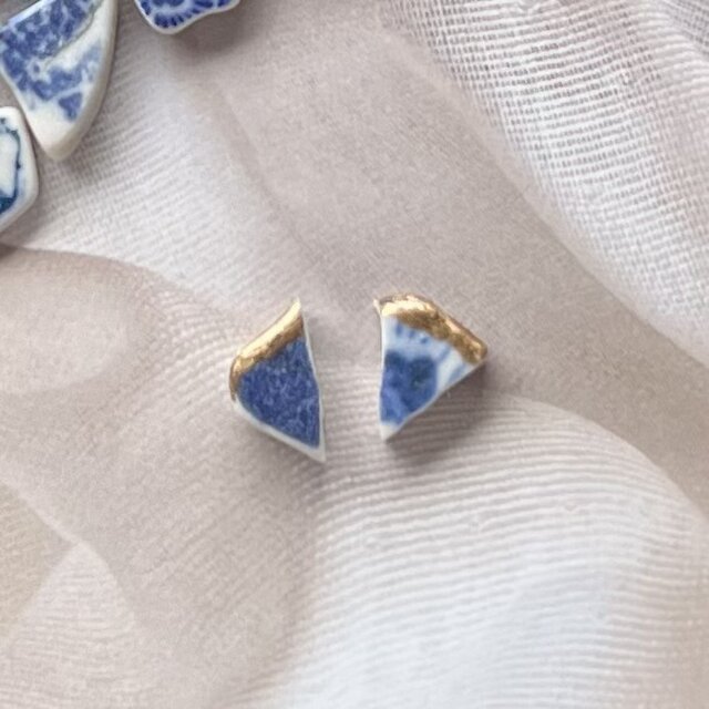 はたはたページ②シー陶器イヤリング1点物♡ 海で磨かれた陶器の欠片｜藍の金継ぎシー陶器ピアス｜一点物 | iichi