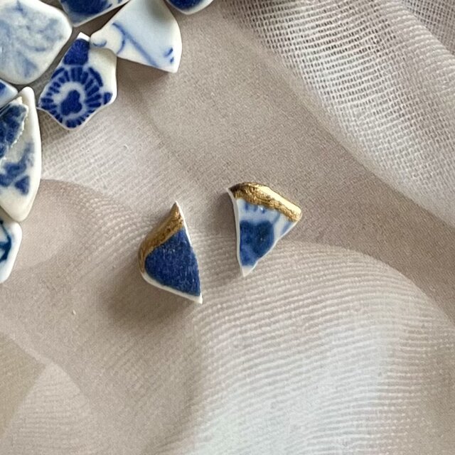 海で磨かれた陶器の欠片｜藍の金継ぎシー陶器ピアス｜一点物 | iichi