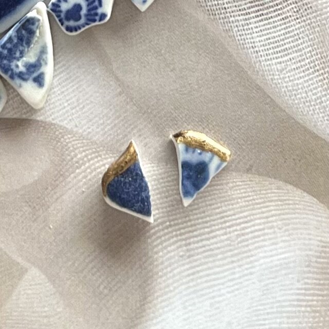 海で磨かれた陶器の欠片｜藍の金継ぎシー陶器ピアス｜一点物 | iichi