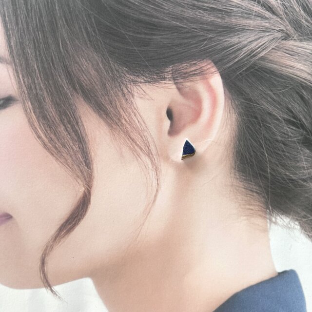 海で磨かれた陶器の欠片｜藍の金継ぎシー陶器ピアス｜一点物 | iichi