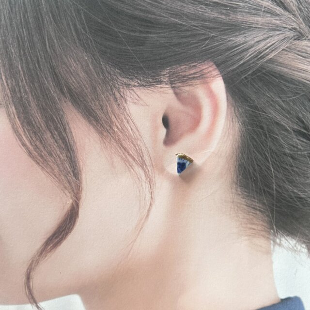 海で磨かれた陶器の欠片｜藍の金継ぎシー陶器ピアス｜一点物 | iichi