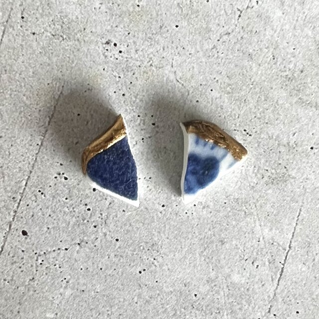海で磨かれた陶器の欠片｜藍の金継ぎシー陶器ピアス｜一点物 | iichi
