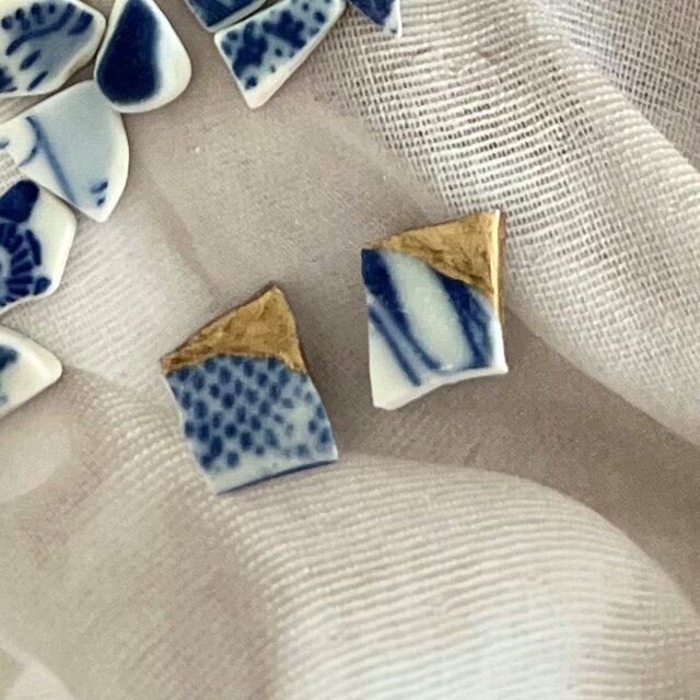 染付陶片の金継ぎピアス｜小さな四角のシー陶器・一点物 | iichi 日々