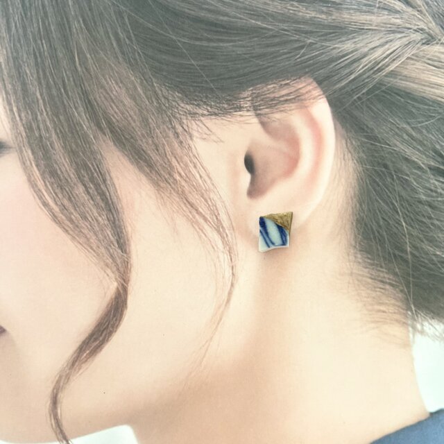 染付陶片の金継ぎピアス｜小さな四角のシー陶器・一点物 | iichi 日々