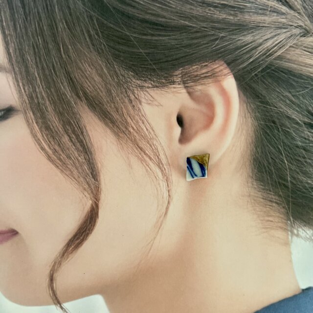 染付陶片の金継ぎピアス｜小さな四角のシー陶器・一点物 | iichi 日々