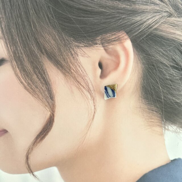 染付陶片の金継ぎピアス｜小さな四角のシー陶器・一点物 | iichi 日々