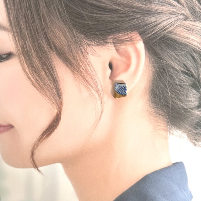 染付陶片の金継ぎピアス｜小さな四角のシー陶器・一点物 | iichi 日々