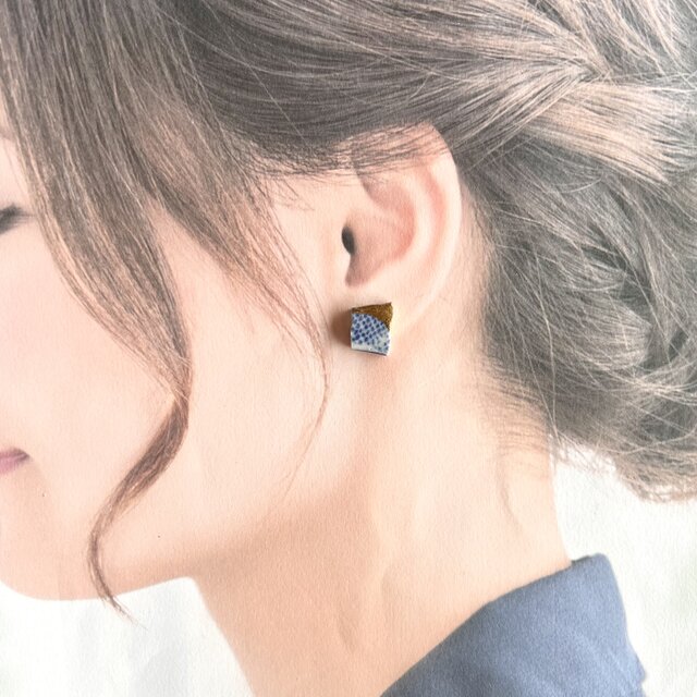 染付陶片の金継ぎピアス｜小さな四角のシー陶器・一点物 | iichi 日々