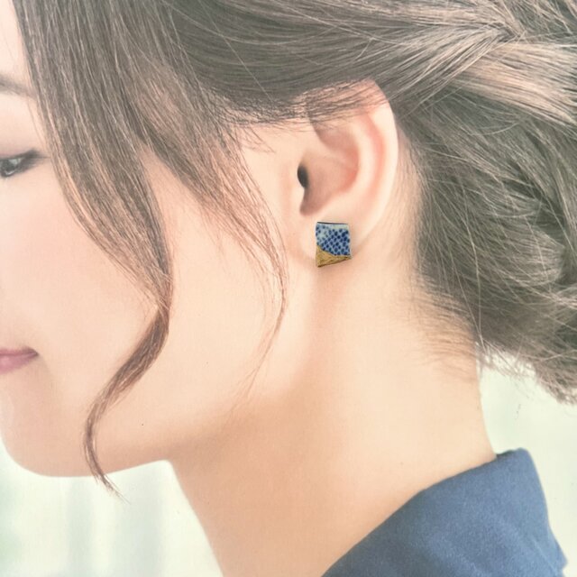 ハンドメイド 金継ぎピアス④ 染付陶片の金継ぎピアス｜小さな四角のシー陶器・一点物 | iichi 日々
