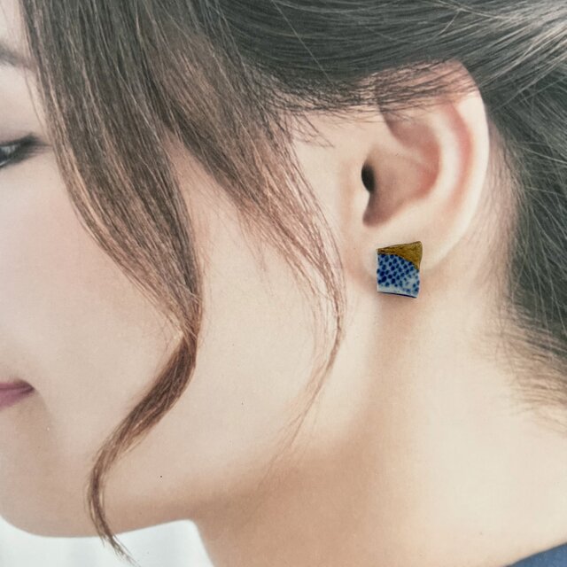 染付陶片の金継ぎピアス｜小さな四角のシー陶器・一点物 | iichi 日々