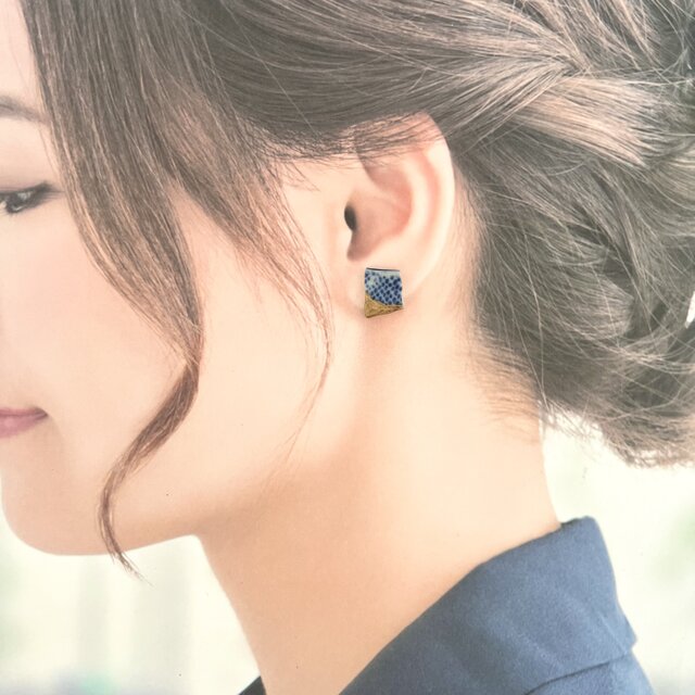 染付陶片の金継ぎピアス｜小さな四角のシー陶器・一点物 | iichi 日々