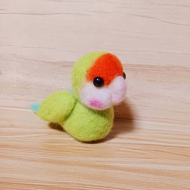 羊毛フェルト カラフルなインコ 癒しの手作り ハンドメイド | iichi
