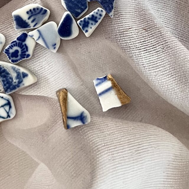 白い染付陶片の金継ぎピアス／イヤリング｜シー陶器・一点物 | iichi