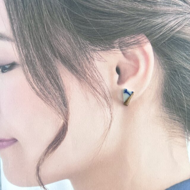 白い染付陶片の金継ぎピアス／イヤリング｜シー陶器・一点物 | iichi