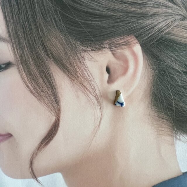 白い染付陶片の金継ぎピアス／イヤリング｜シー陶器・一点物 | iichi