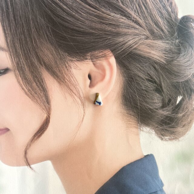 白い染付陶片の金継ぎピアス／イヤリング｜シー陶器・一点物 | iichi