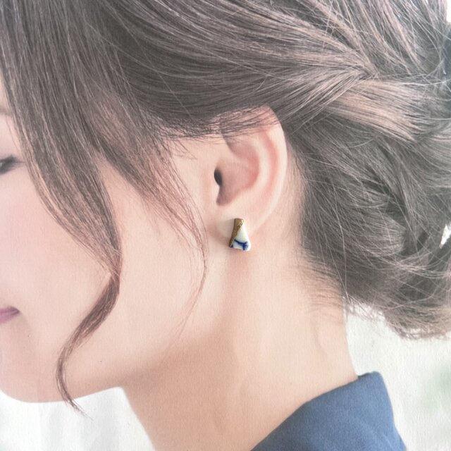 白い染付陶片の金継ぎピアス／イヤリング｜シー陶器・一点物 | iichi