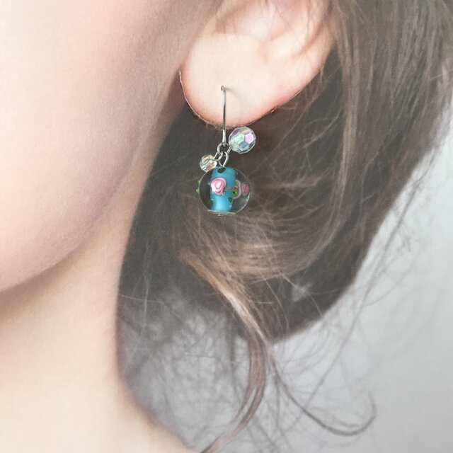とんぼ玉 の シャボン玉 ピアス 水色 ペール ブルー 青 クリア
