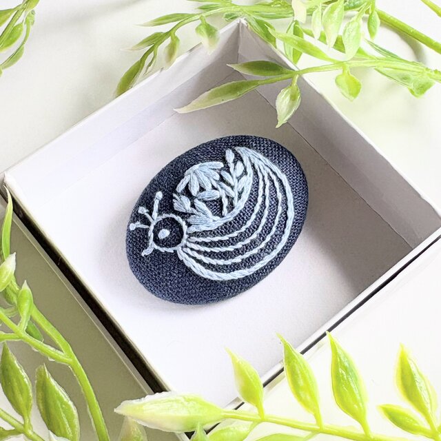 ことりの花籠の刺繍ブローチ（hokuo）#464 | iichi 日々の暮らしを 