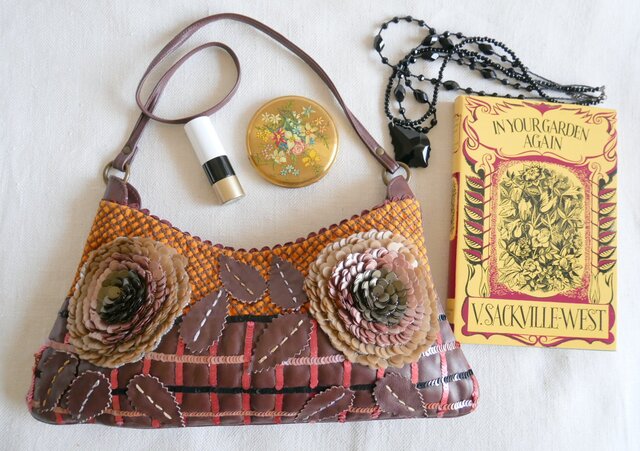 Jamin Puech Paris】ブラウン色に2輪の花 スパンコール飾り 横長型の