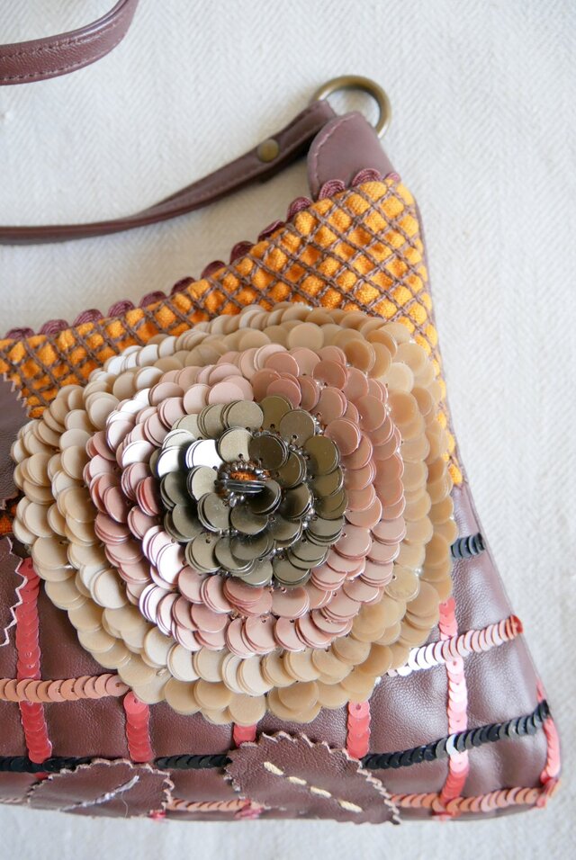 Jamin Puech Paris】ブラウン色に2輪の花 スパンコール飾り 横長型の