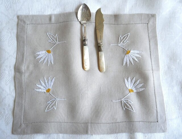 デイジーの手刺繍飾り ベージュの長方形リネンクロス | iichi 日々の
