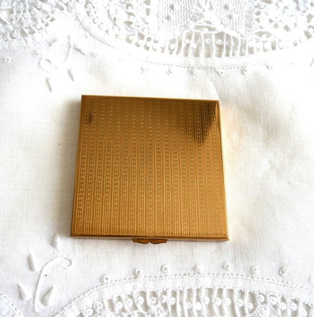 フランス製 薄型コンパクトケース 花のエングレービング飾り | iichi