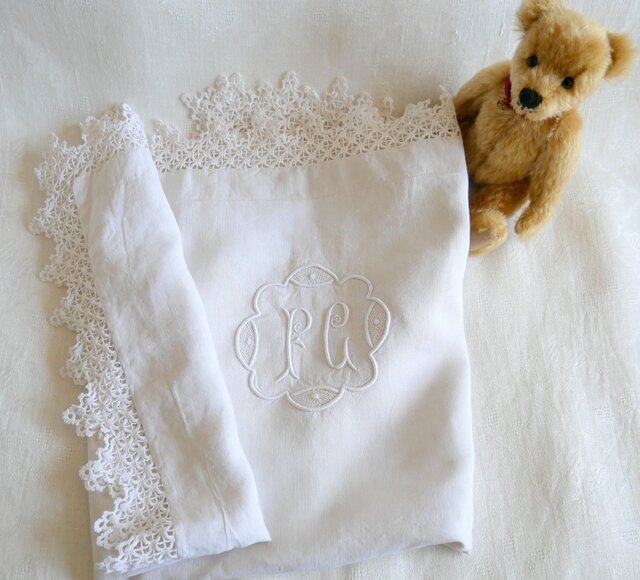 フランスのアンティーク【A】モノグラム刺繍とクロッシェレースの