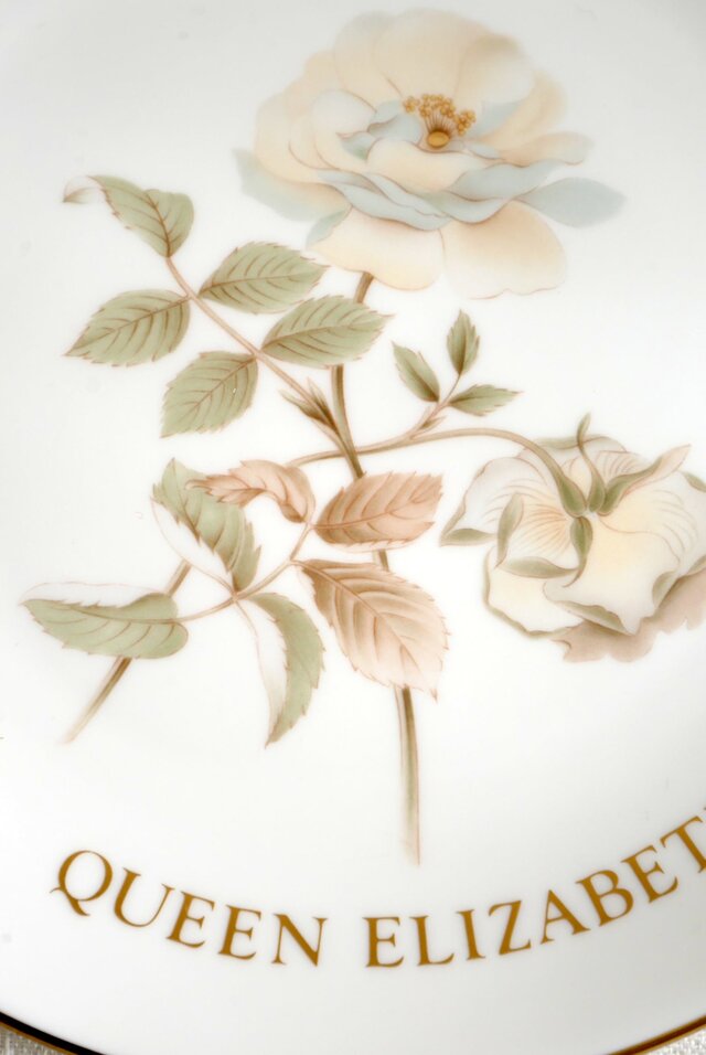 英国製【Royal Doulton】ヨークシャーローズ 皿 クイーンエリザベス2世
