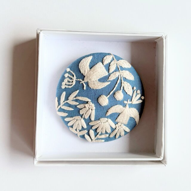 北欧風ことりと草花の刺繍ブローチ【hokuo】#469 | iichi 日々の暮らし