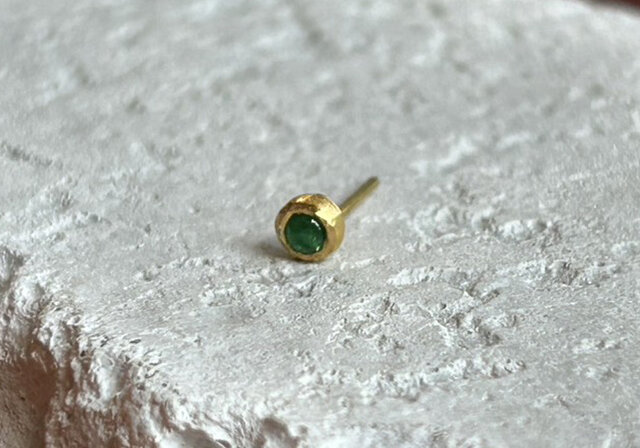 K24 Pure Gold+Emerald 天然エメラルド 2mm純金スタッドピアス 片耳