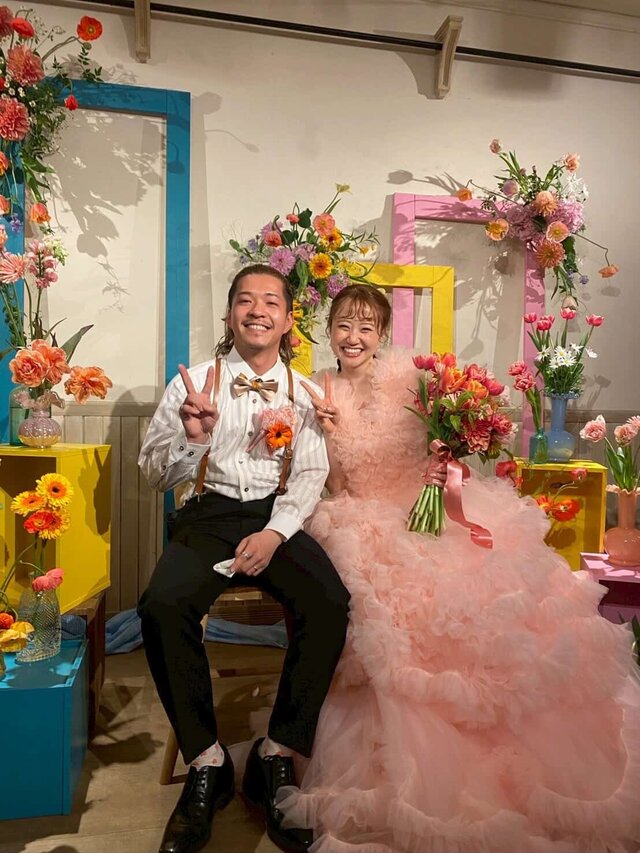 実例写真！カラードレス ピンク Vネック ノースリーブ ラッフルフリル