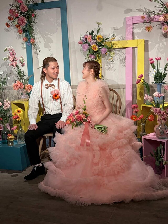 実例写真！カラードレス ピンク Vネック ノースリーブ ラッフルフリル