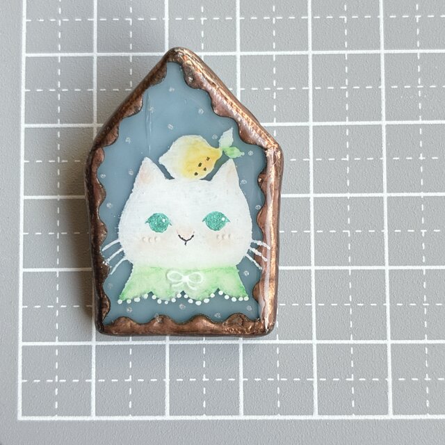 おめかし猫さんのブローチ ステンドグラスブローチ | iichi 日々の
