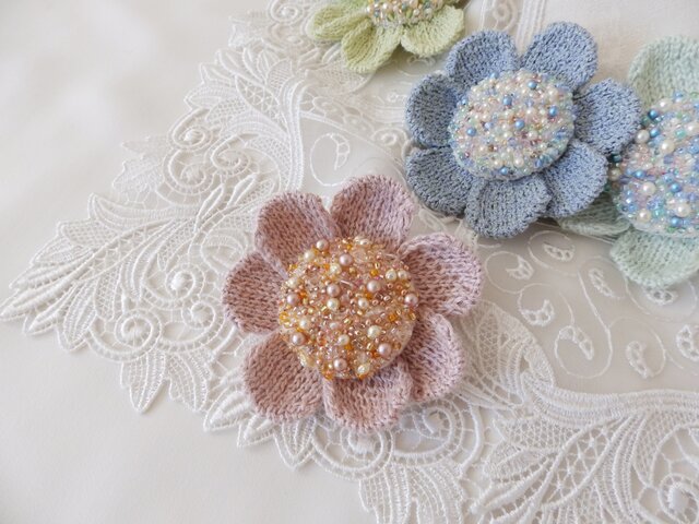 ニットとビーズ刺繍 花のブローチ・ピンク | iichi 日々の暮らしを