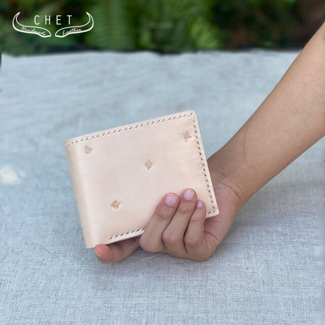 優しい葉柄を刻んだヌメ革レザー二つ折り財布｜育てる本革、経年変化を
