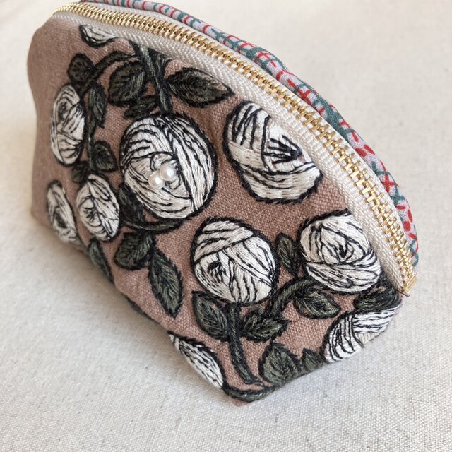 ポーチ ラウンドポーチ 小物入れ 刺繍のバラ | iichi 日々の暮らしを