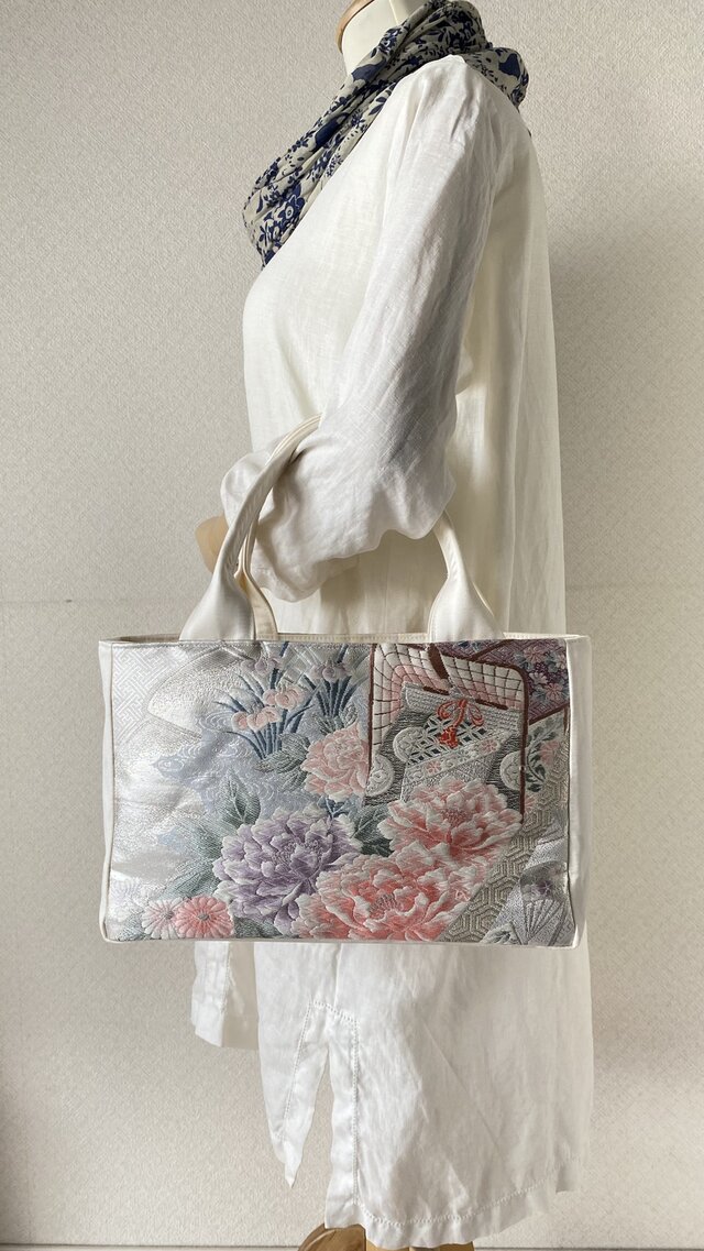 上品な帯リメイクバッグ｜華車×花文様｜和装にも洋装にも | iichi 日々