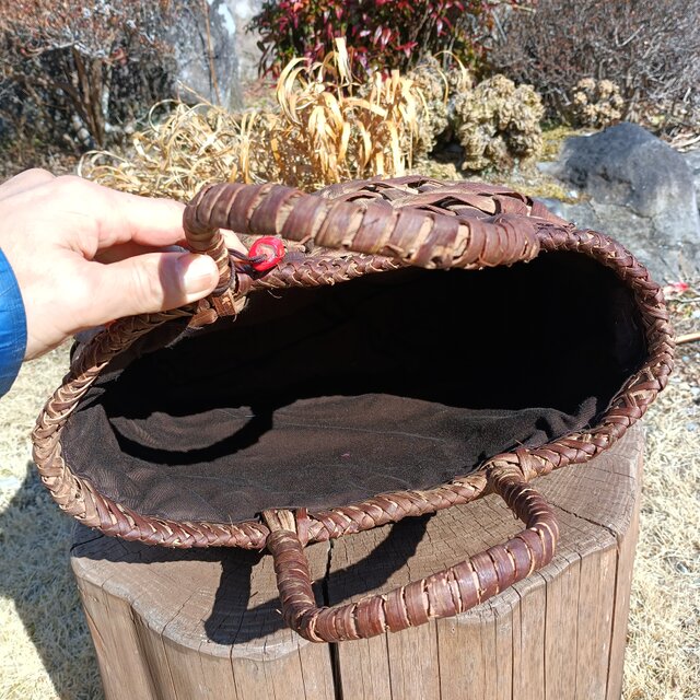 ヴィンテージ山葡萄蔓入れ物 貴重な山葡萄の蔓で編んだ手提げ籠(バッグ) 【大】20260201-2 チャーム