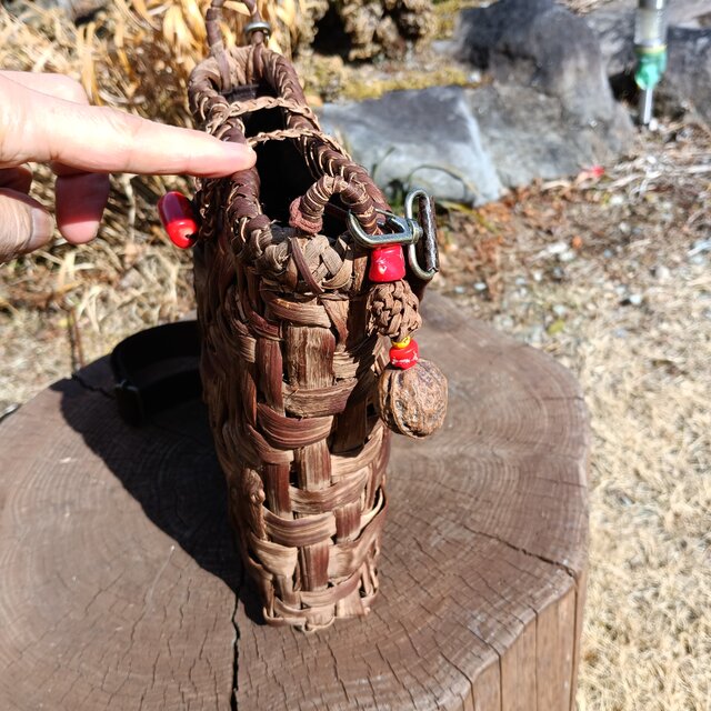 貴重な山葡萄の蔓で編んだショルダーバッグ(ポシェット)B/山珊瑚の