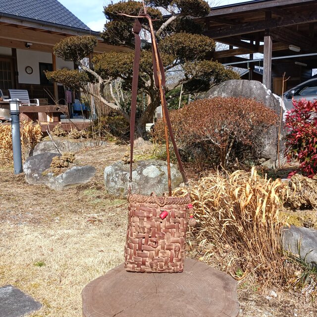 貴重な山葡萄の蔓で編んだショルダーバッグ(ポシェット)B/山珊瑚の