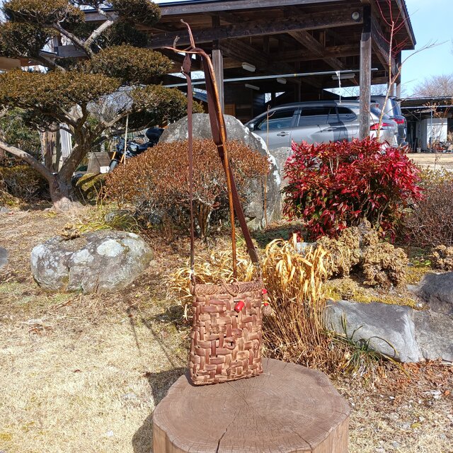 貴重な山葡萄の蔓で編んだショルダーバッグ(ポシェット)B/山珊瑚の