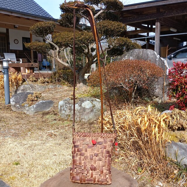 貴重な山葡萄の蔓で編んだショルダーバッグ(ポシェット)A/山珊瑚の